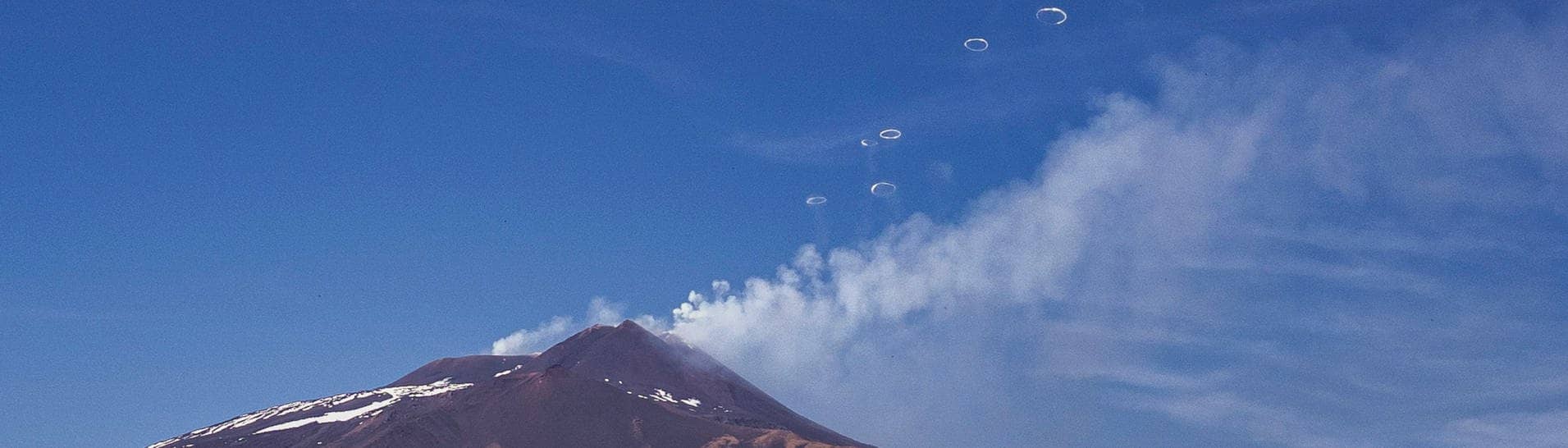 Der Vulkan Ätna in Sizilien spuckt Ringe aus Rauch in den Himmel. (Foto: dpa Bildfunk, picture alliance/dpa/AP/dpa | Giuseppe Di Stefano)