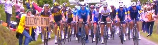 Eine Frau verursacht einen Massensturz bei der Tour de France