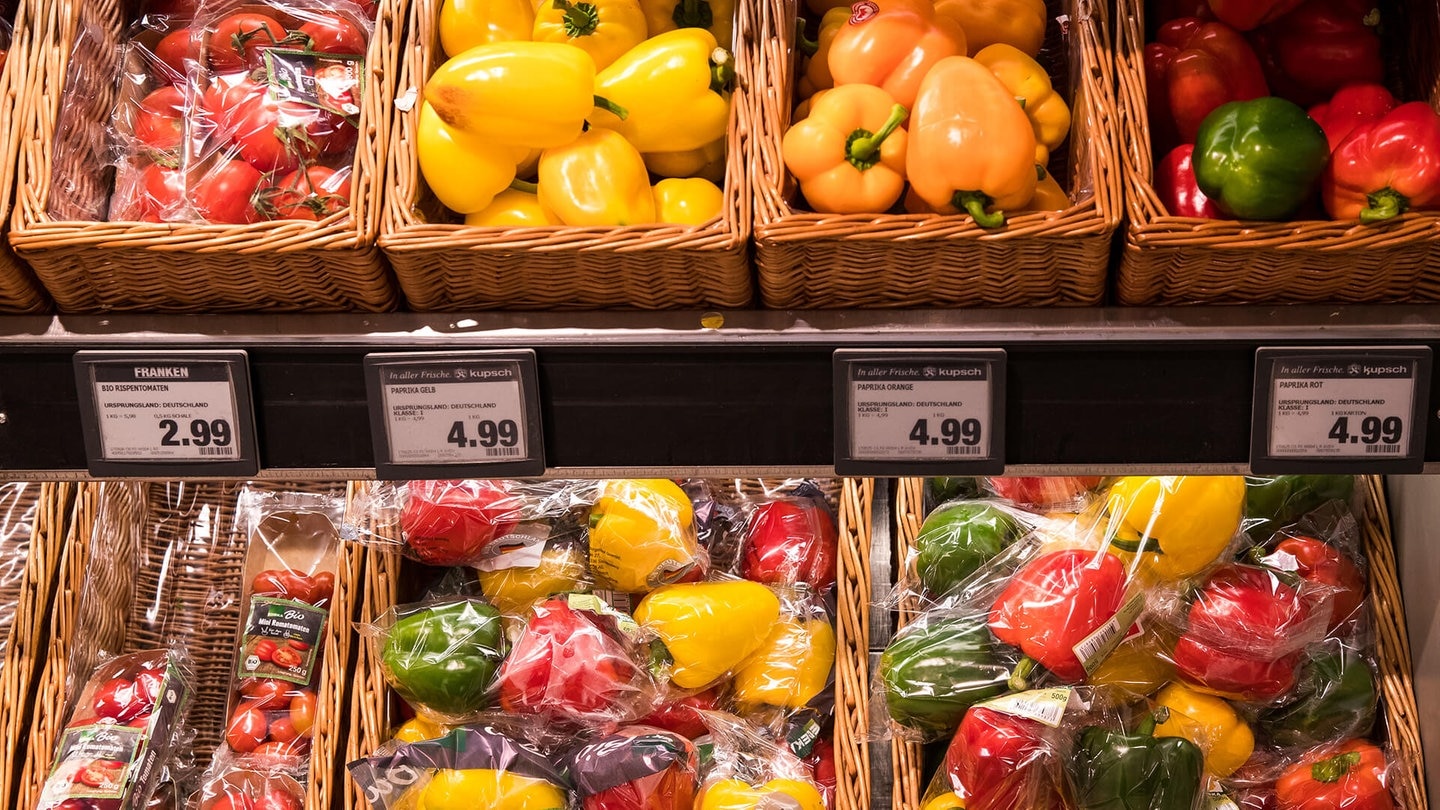 Lebensmittelhändler wollen Obst und Gemüse mit essbarer Schutzschicht statt Plastik verkaufen (Foto: picture-alliance / Reportdienste, picture alliance / Daniel Karmann/dpa)