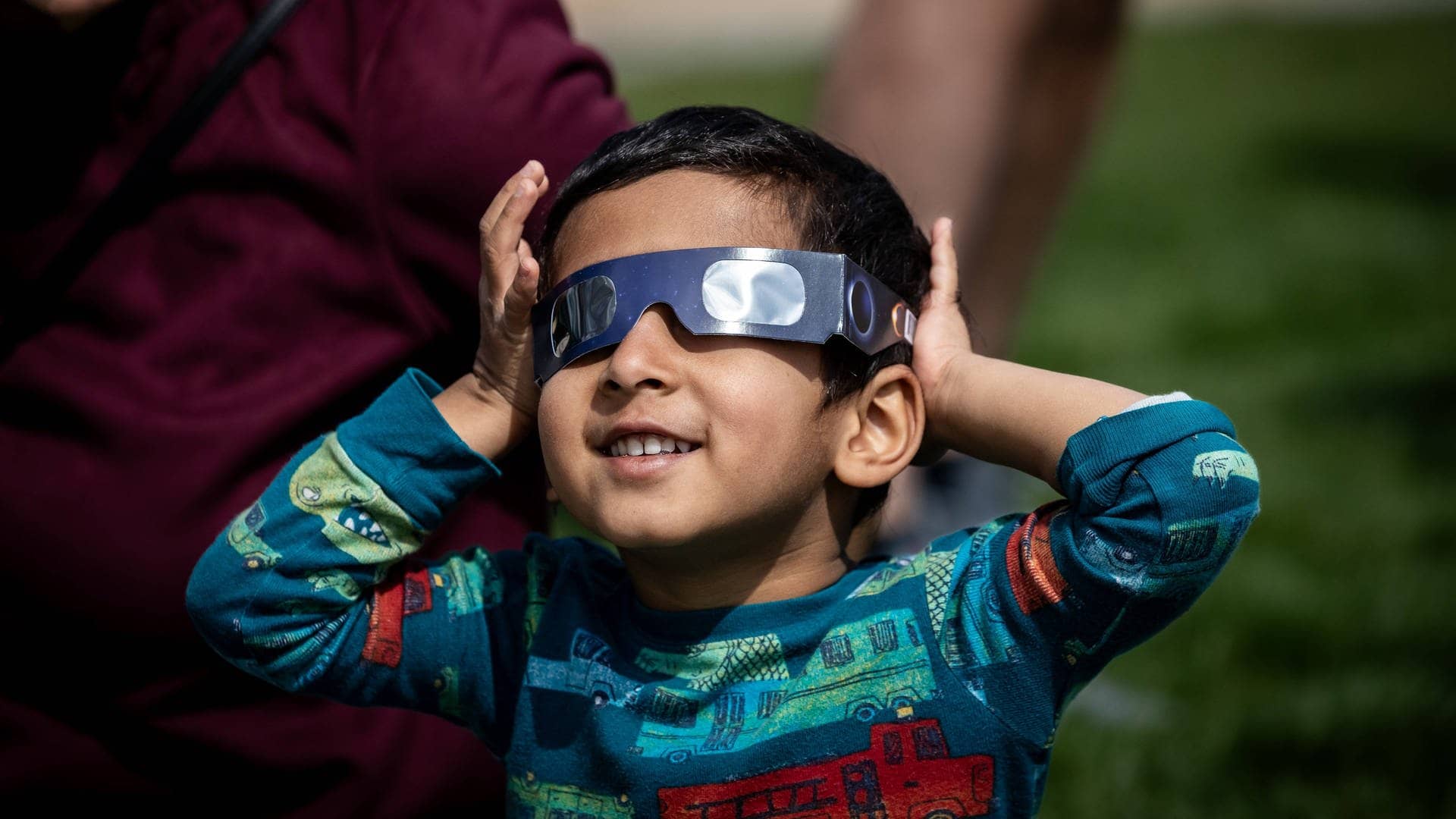 Washington: Ein Junge verfolgt die Sonnenfinsternis. (Foto: IMAGO, IMAGO / Middle East Images)