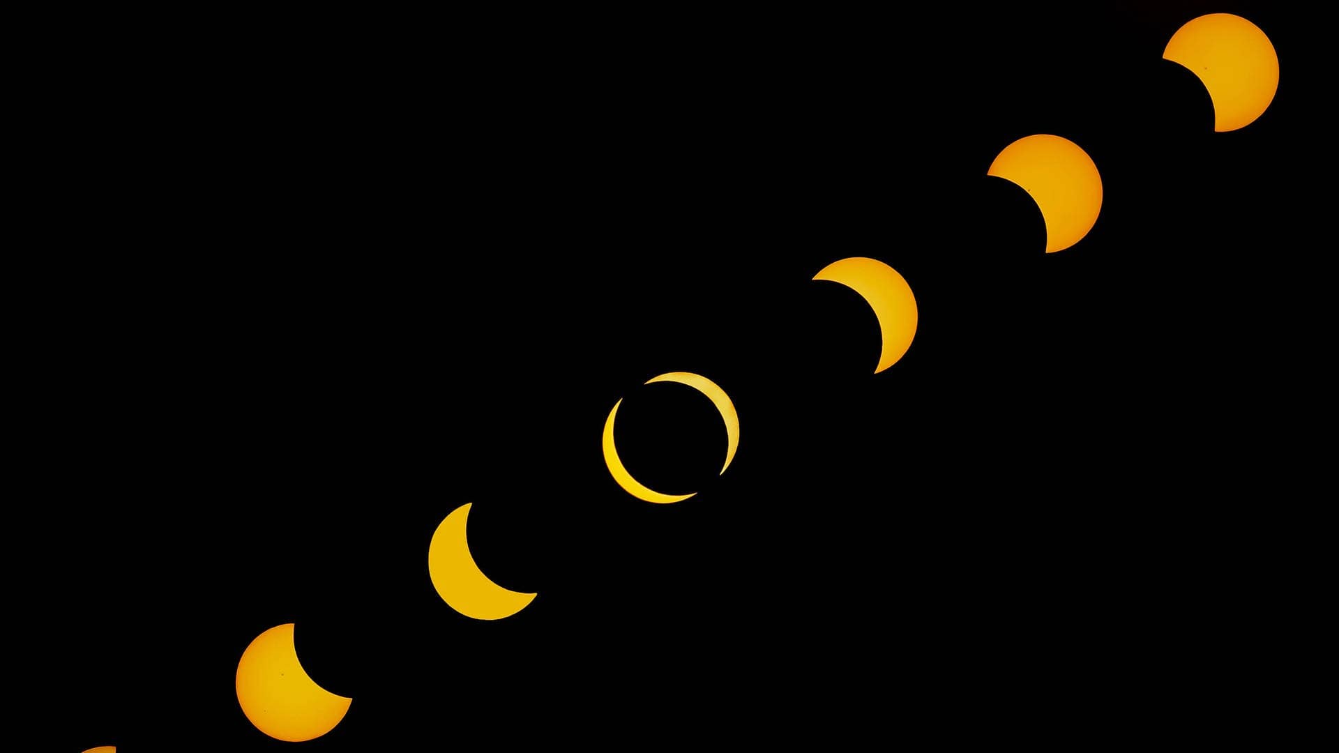 Der Verlauf der Sonnenfinsternis auf einem Bild (Foto: IMAGO, IMAGO / Middle East Images)