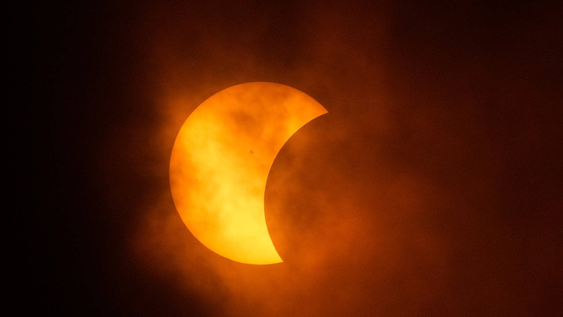 Der Mond verdeckt teilweise die Sonne während einer totalen Sonnenfinsternis. (Foto: dpa Bildfunk, picture alliance/dpa/AP | Eric Gay)