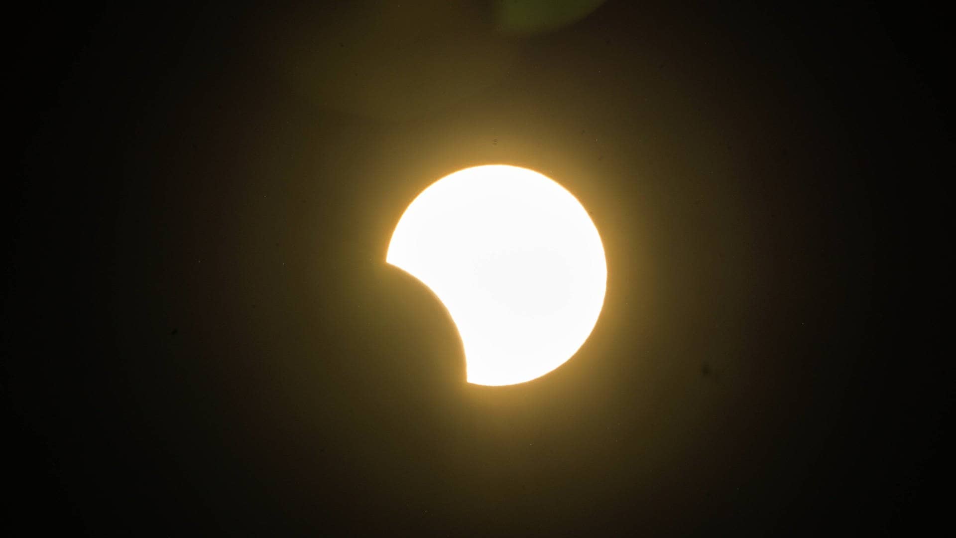 Der Mond schiebt sich vor die Sonne (Foto: IMAGO, IMAGO / SOPA Images)