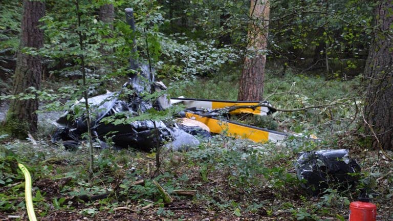 Trümmerteile des bei Buchen abgestürzten Hubschraubers liegen im Wald. (Foto: IMAGO, imago images/Einsatz-Report24)