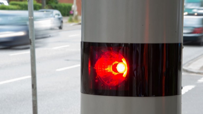  Ein Blitzer registriert auf der Rennbahnstraße eine Geschwindigkeitsüberschreitung (Symbolbild) (Foto: dpa Bildfunk, picture alliance/dpa | Christophe Gateau)