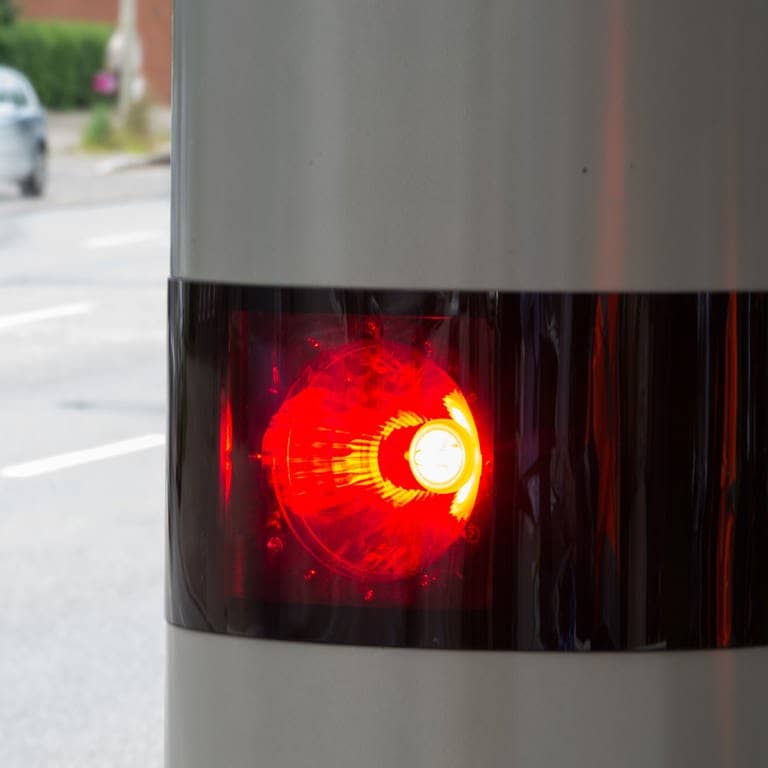  Ein Blitzer registriert auf der Rennbahnstraße eine Geschwindigkeitsüberschreitung (Symbolbild)