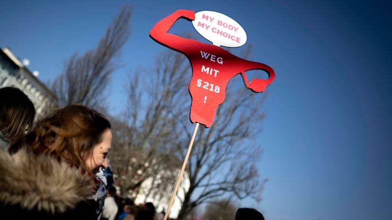 Eine Kommission empfiehlt Änderungen bei Abtreibung, Leihmutterschaft und Eizellspende.