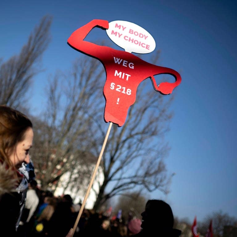 Eine Kommission empfiehlt Änderungen bei Abtreibung, Leihmutterschaft und Eizellspende. (Foto: IMAGO, IMAGO / IPON)