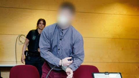 Polizistenmord in Kusel: Der Hauptangeklagte kommt in den Verhandlungssaal des Landgerichts Kaiserslautern.