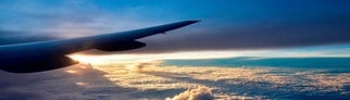 Sicht aus einem Flugzeug auf Wolken im Sonnenuntergang