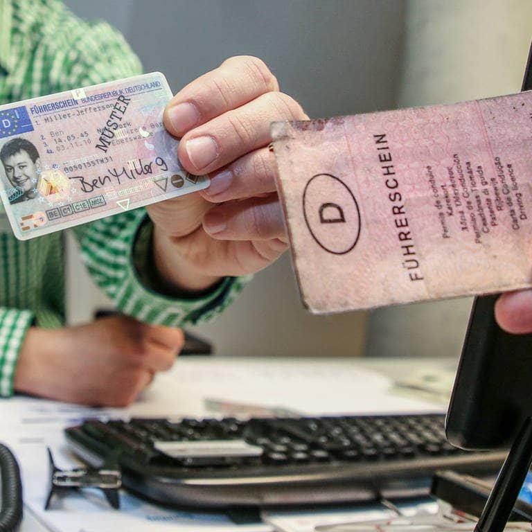 Ein alter Führerschein wird gegen einen neuen eingetauscht. (Foto: IMAGO, imago images/Andreas Gora)