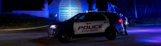 Polizisten stehen vor dem Eingang des Mar-a-Lago-Anwesens des ehemaligen Präsidenten Trump.