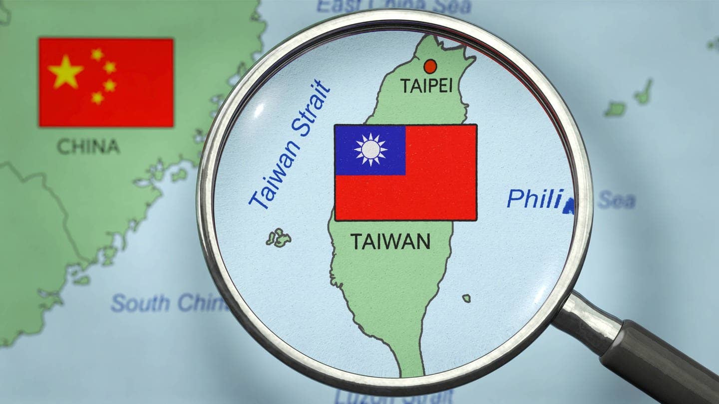Eine Landkarte von China und Taiwan; über Taiwan liegt eine Lupe