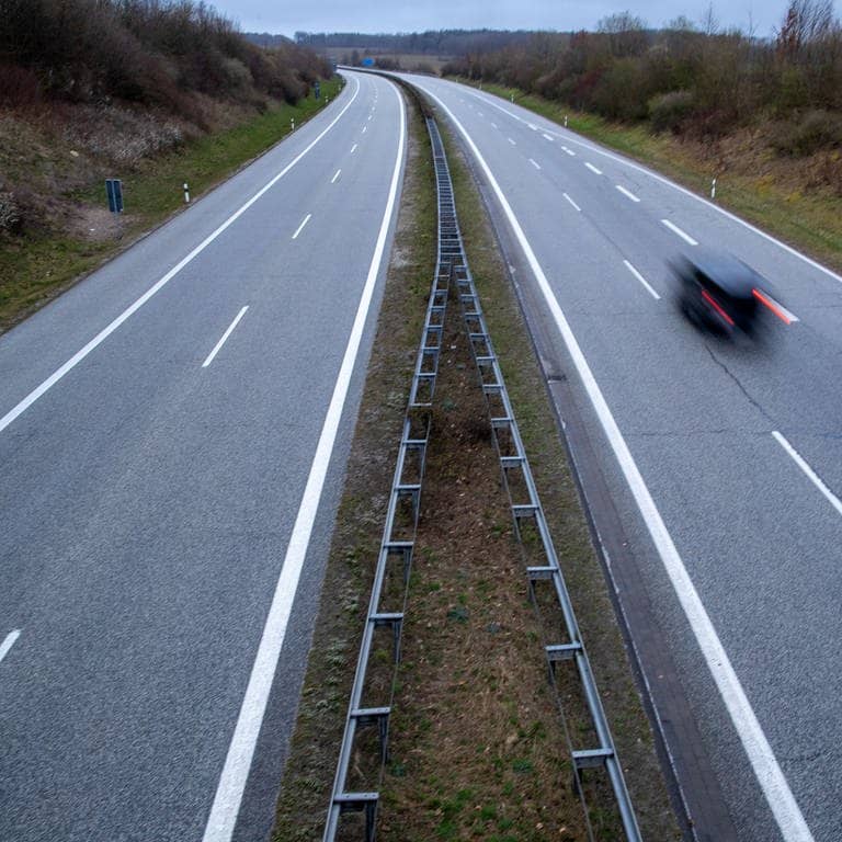 Nur ein Auto auf der Autobahn - Wissing droht mit Auto-Fahrverboten am Wochenende (Foto: dpa Bildfunk, picture alliance/dpa/dpa-Zentralbild | Jens Büttner)