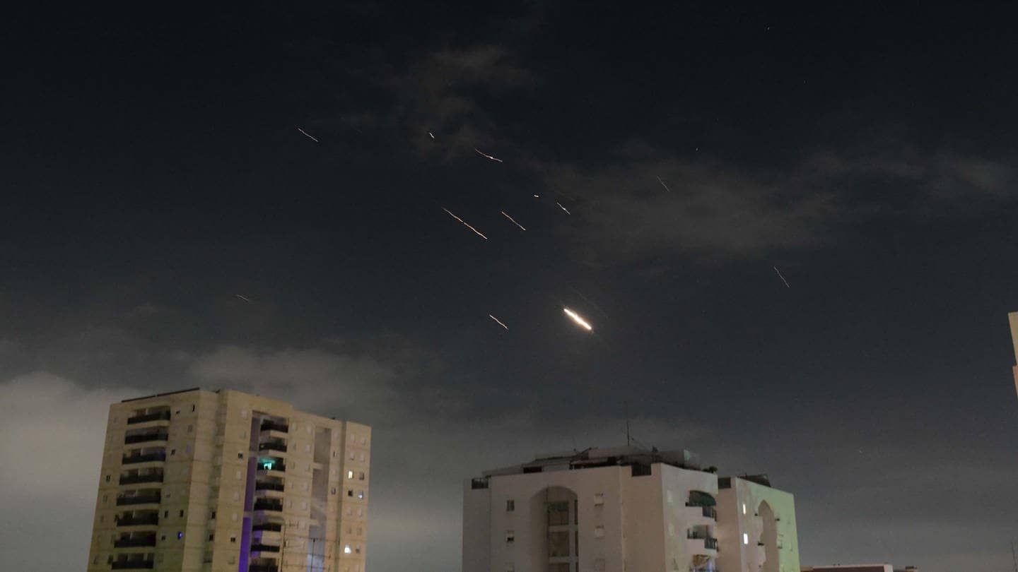 Flammen von Explosionen erscheinen am Himmel über Tel Aviv, während Israels Raketenabwehrsystem Raketen und Drohnen aus dem Iran abfängt. (Foto: dpa Bildfunk, picture alliance/dpa/JINI/XinHua | Tomer Neuberg)