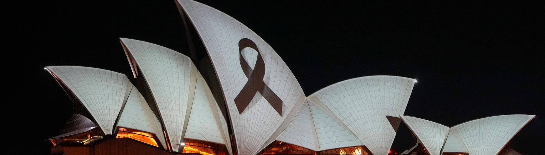 Das Opernhaus von Sydney wird mit einer schwarzen Schleife angeleuchtet.  (Foto: dpa Bildfunk, picture alliance/dpa/AP | Mark Baker)