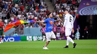 Flitzer rennt übers Fußballfeld bei WM (Foto: IMAGO, IMAGO / Laci Perenyi) Flitzer rennt übers Fußballfeld bei WM