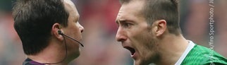 Vorschaubild: Was sagen Spieler eigentlich, wenn sie wild mit Schiedsrichtern gestikulieren? Wir haben Schiri-Legende Urs Meier gefragt.