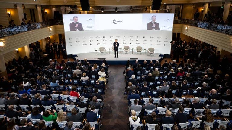 Christoph Heusgen, Vorsitzender der Münchner Sicherheitskonferenz, hält bei der Sicherheitskonferenz sein Abschlussstatement.  (Foto: dpa Bildfunk, picture alliance/dpa | Sven Hoppe)