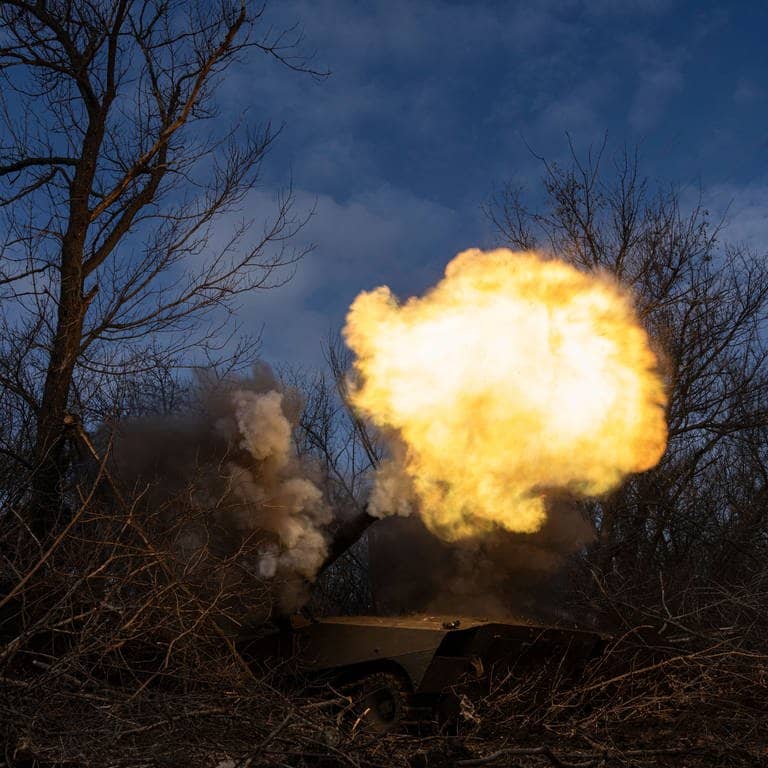 Eine ukrainische Panzerhaubitze feuert an der Frontlinie in der Nähe von Bachmut auf russische Truppen.