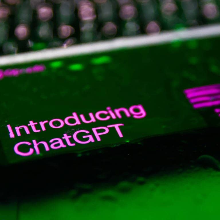 „Introducing ChatGPT“ steht auf einem Bildschirm mit grünem Hintergrund. 
