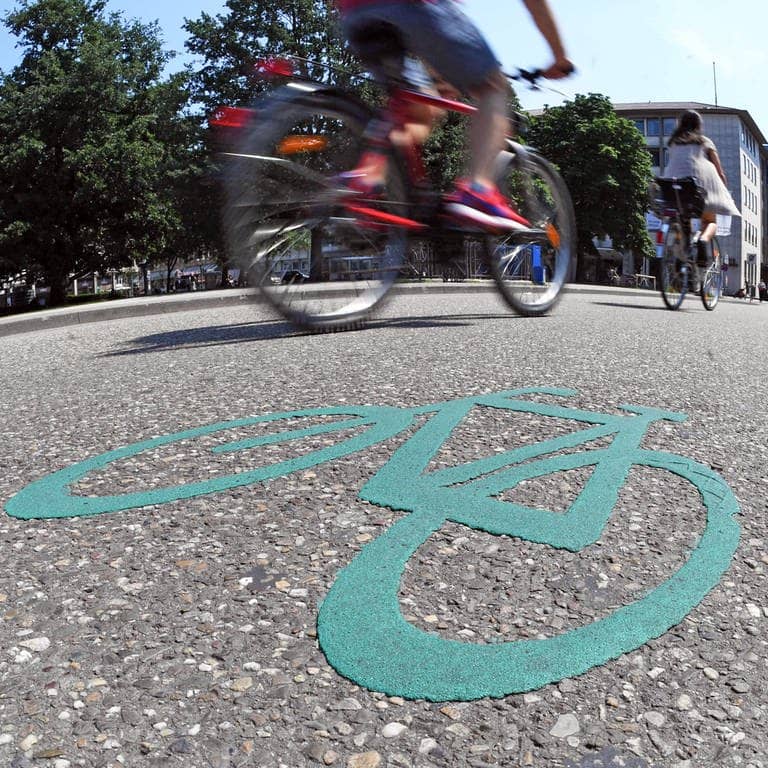 Radfahrer fahren in einer Fahrradstrasse in der Innenstadt von Karlsruhe
