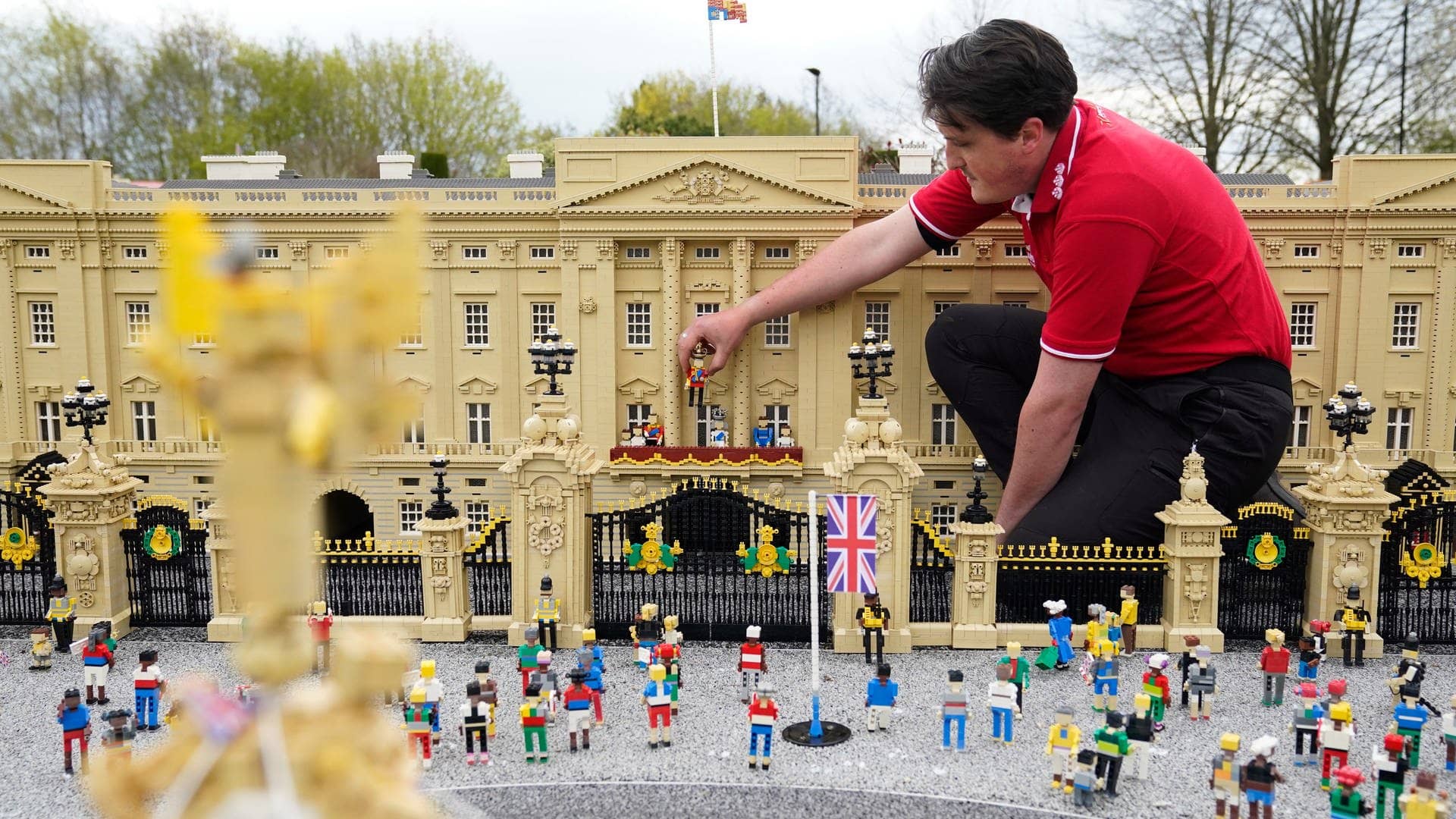Modellbauer Daniel Anderson vom Legoland Windsor Resort mit der entscheidenen Handbewegung: König Charles wird auf den Balkon am Buckingham Palast gehievt! (Foto: dpa Bildfunk, picture alliance/dpa/PA Wire | Andrew Matthews)