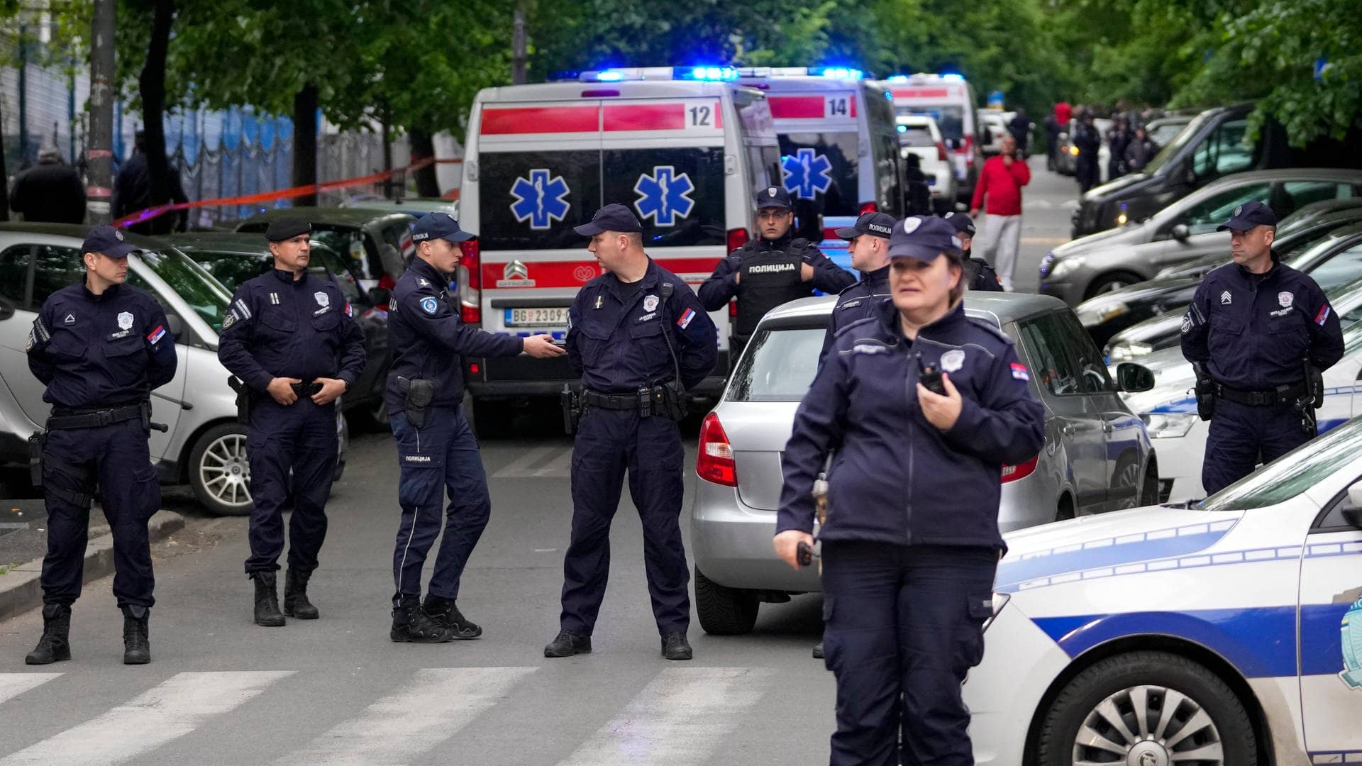 Nach Schüssen in Schule in Belgrad: Polizei und Rettungskräfte sperren Straße ab (Foto: dpa Bildfunk, picture alliance/dpa/AP | Darko Vojinovic)