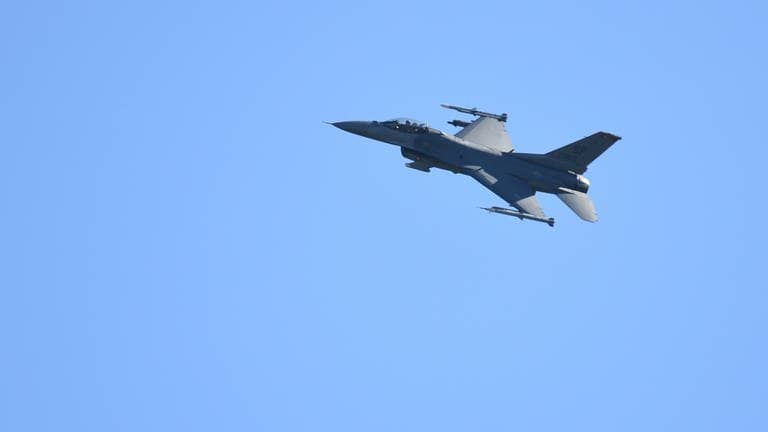 Ein Kampfflugzeug vom Typ F-16 überfliegt die Start- und Landebahn des US-Militärflughafens.
