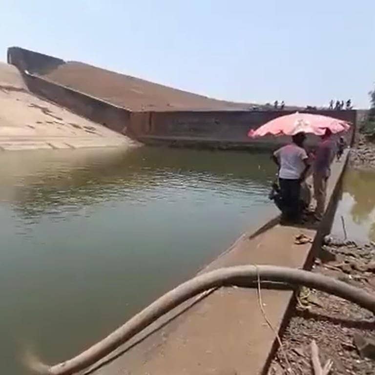 Der Kherkatta-Stausee im indischen Bundesstaat Chhattisgarh. Ein indischer Beamter hat rund zwei Millionen Liter Wasser aus einem Stausee pumpen lassen, um sein Handy zu retten.  (Foto: Twitter/ @ramanmann1974)