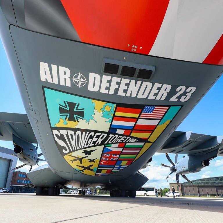 „Air Defender 23“ steht zusammen mit dem Logo des Manövers auf dem Bauch eines Militärflugzeugs
