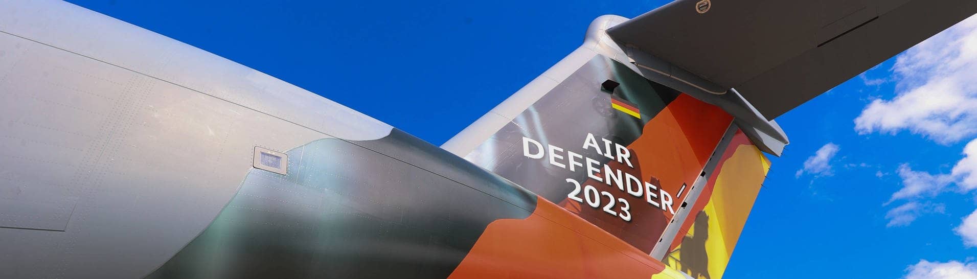 „Air Defender 23“ und eine Deutschlandflagge sind auf das Heckleitwerk eines Militärflugzeugs gedruckt