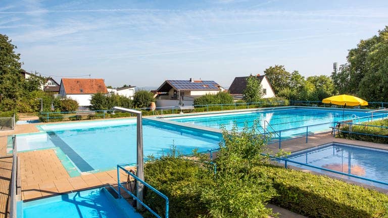 Ein Blick auf das Schwimmbecken im Bosenheimer Freibad