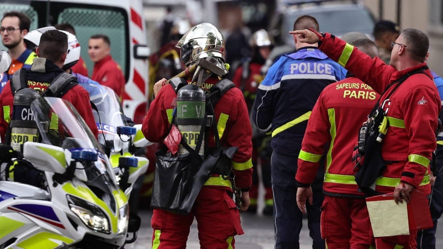 Einsatzkräfte bei der Explosion in Paris (Foto: dpa Bildfunk, Christophe Ena)