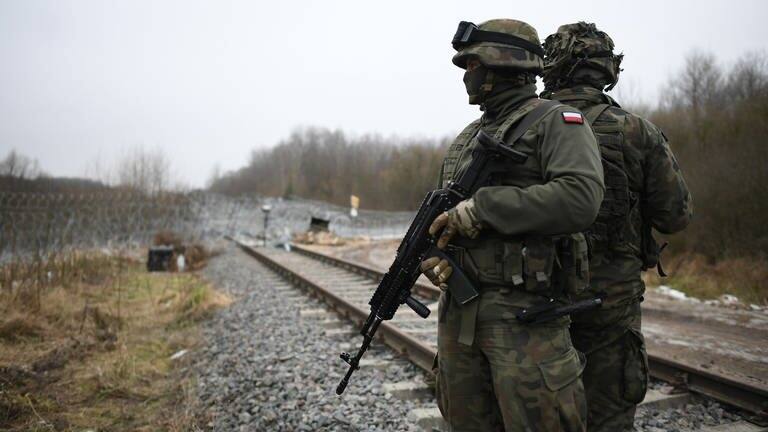 Zwei Beamte des polnischen Grenzschutzes patrouillieren in der Sperrzone an der Grenze zu Belarus.