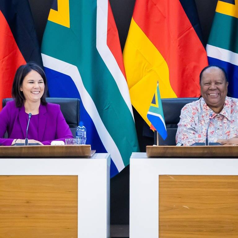 Annalena Baerbock (Bündnis 90Die Grünen, l), Außenministerin, und Naledi Pandor, Außenministerin von Südafrika, leiten die Sitzung der 11. Deutsch-Südafrikanischen Binationalen Kommission im Außenministerium Südafrikas.