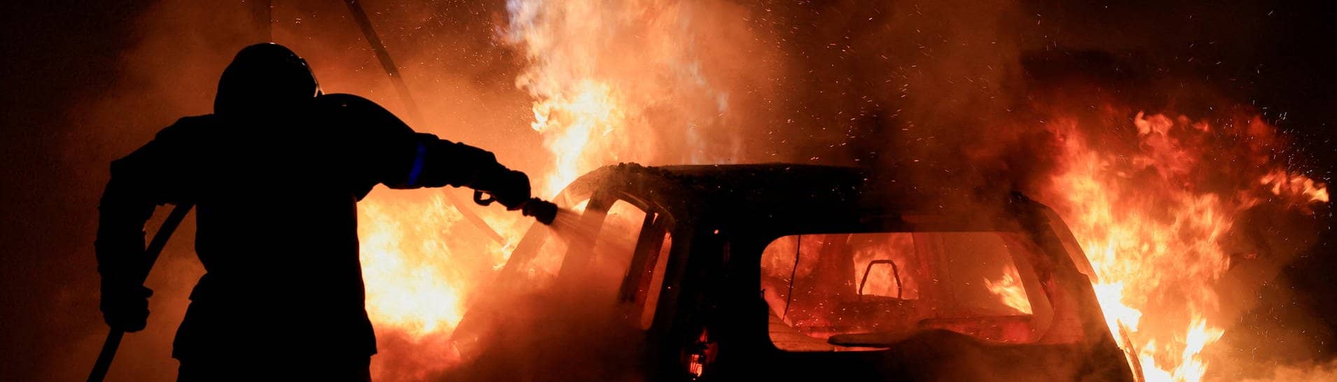 Ein Feuerwehrmann löscht einen Brand im Pariser Vorort Nanterre.