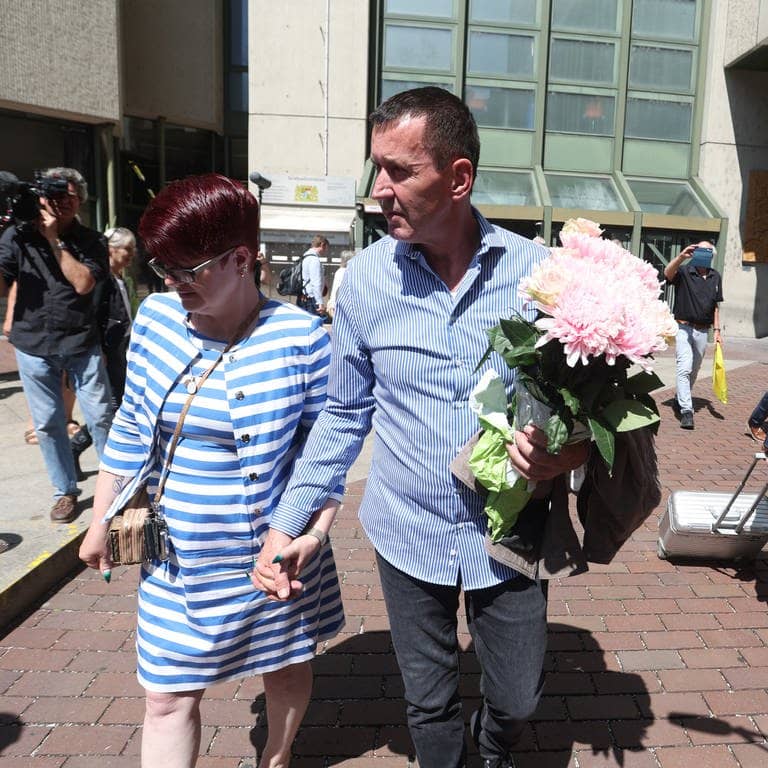 Manfred Genditzki läuft mit seiner Ehefrau nach der Urteilsverkündung im „Badewannen-Mord“-Prozess aus dem Gerichtsgebäude.