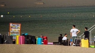Welche BIlder sind fake, welche KI-generiert? Menschen warten auf der griechischen Insel Rhodos darauf, vor den katastrophalen Waldbränden in Sicherheit gebracht zu werden. (Foto: dpa Bildfunk, picture alliance/dpa/XinHua | Argiris Mantikos) Welche BIlder sind fake, welche KI-generiert? Menschen warten auf der griechischen Insel Rhodos darauf, vor den katastrophalen Waldbränden in Sicherheit gebracht zu werden.