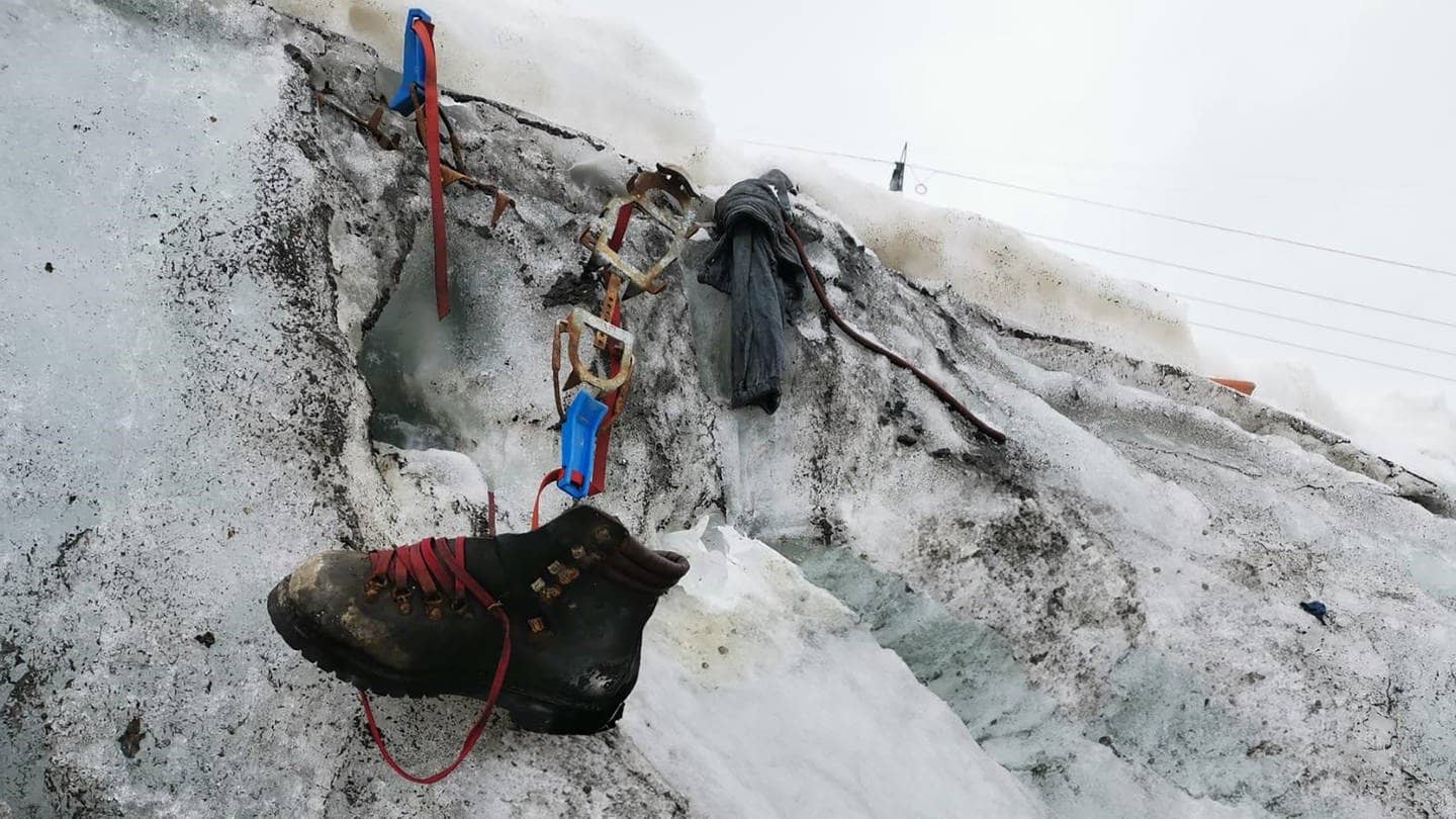 Ein Schuh und Ausrüstungsgegenstände sind auf dem Eis des Theodulgletschers bei Zermatt zu sehen. Auf einem Gletscher in der Schweiz sind die sterblichen Überreste eines deutschen Alpinisten gefunden worden. Der Mann war 1986 in der Nähe von Zermatt unterwegs gewesen und von einer Tour nicht zurückgekehrt.