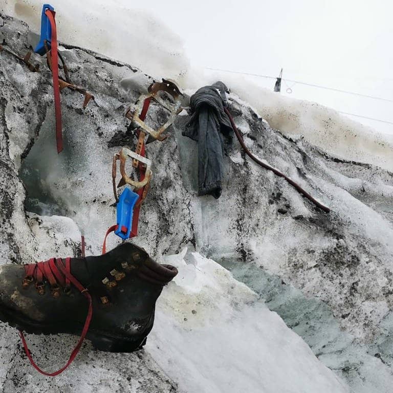 Ein Schuh und Ausrüstungsgegenstände sind auf dem Eis des Theodulgletschers bei Zermatt zu sehen. Auf einem Gletscher in der Schweiz sind die sterblichen Überreste eines deutschen Alpinisten gefunden worden. Der Mann war 1986 in der Nähe von Zermatt unterwegs gewesen und von einer Tour nicht zurückgekehrt.