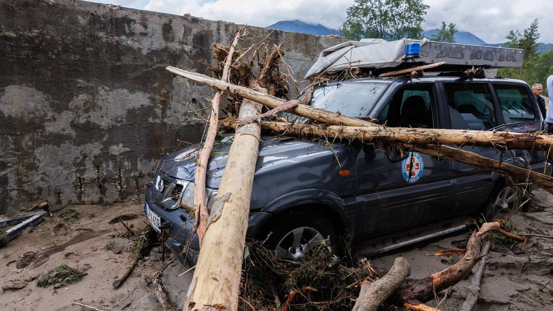 Ein zerstörtes Auto steht auf einer Straße in Kamnik