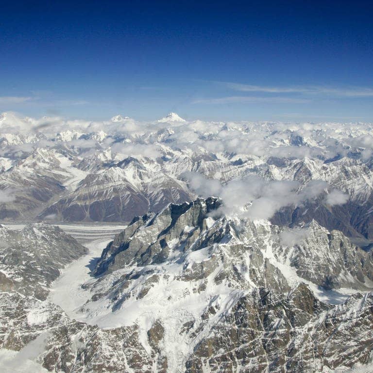 Drama am K2: Blick auf den K2 vom Flugzeug aus