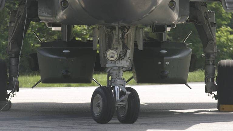 Zwei Taurus-Marschflugkörper sind an einem Tornado-Jet der Bundeswehr befestigt