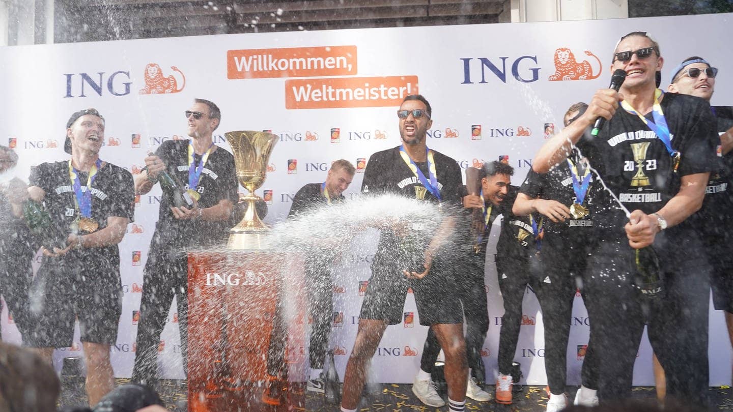 Spieler und Fans feiern in Frankfurt den Weltmeister-Titel im Basketball (Foto: IMAGO, IMAGO / Schüler)