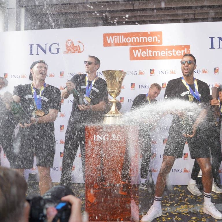 Spieler und Fans feiern in Frankfurt den Weltmeister-Titel im Basketball