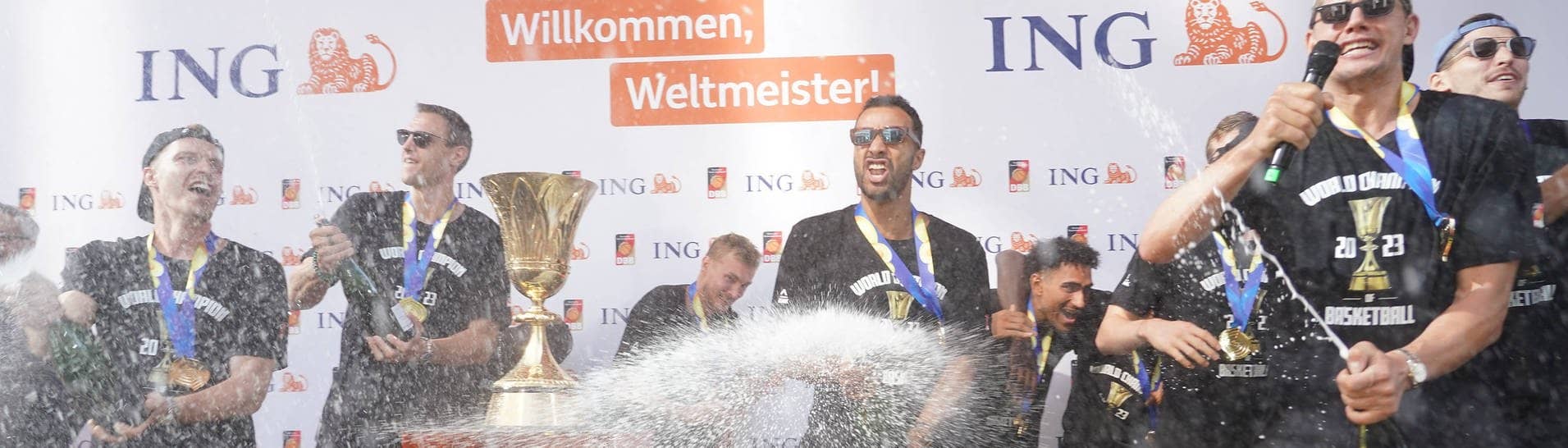 Spieler und Fans feiern in Frankfurt den Weltmeister-Titel im Basketball (Foto: IMAGO, IMAGO / Schüler)