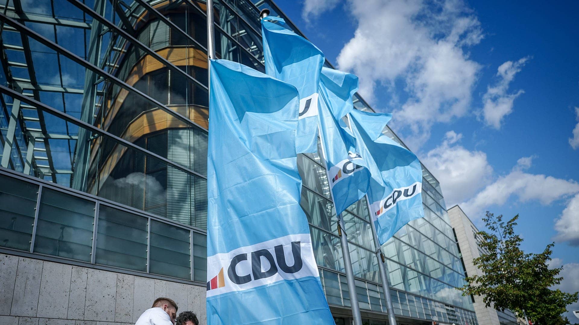 CDU-Fahnen wehen vor dem Konrad-Adenauer-Haus. (Foto: dpa Bildfunk, picture alliance/dpa | Kay Nietfeld)
