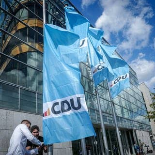 CDU-Fahnen wehen vor dem Konrad-Adenauer-Haus.