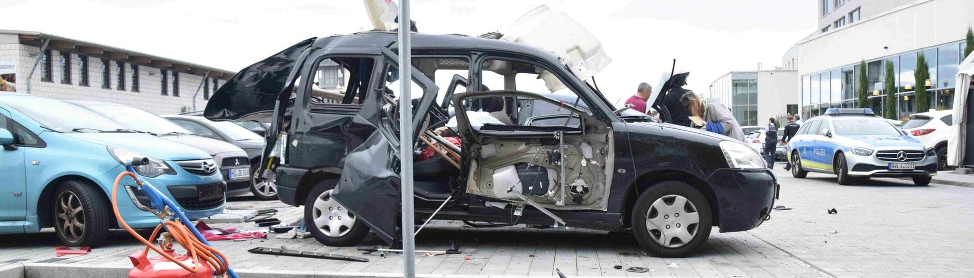 Das ist das explodierte Auto auf dem Parkplatz in Mannheim. (Foto: SWR, PR-Video)